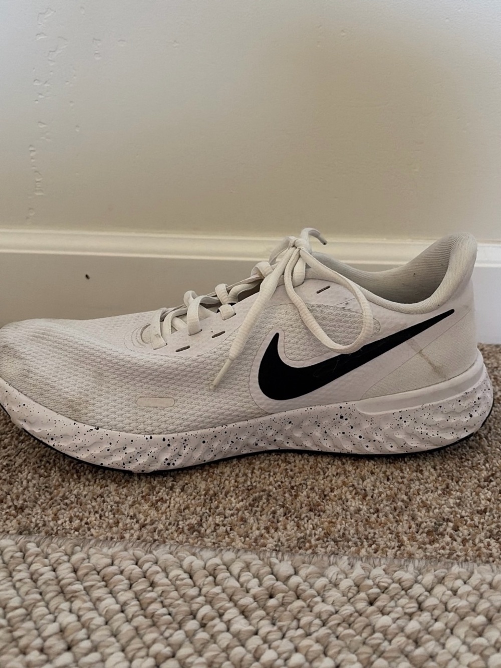 Nike White Athletic Running Shoes with Black Swoosh - Picture 2 of 6